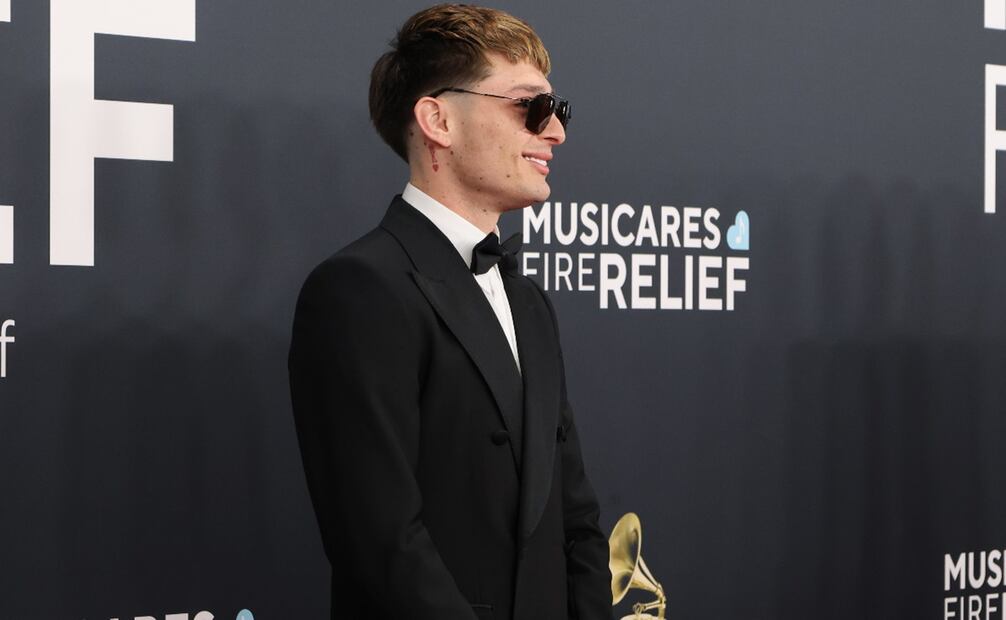 Peso Pluma presumió un look elegante en los Grammys. Foto:  EFE/Octavio Guzmán