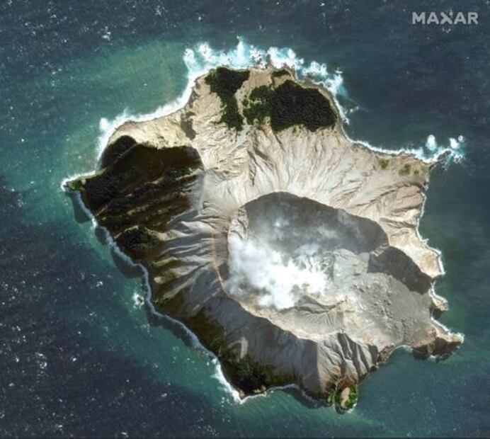 Las impactantes imágenes de la erupción del volcán de Nueva Zelanda