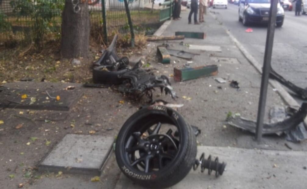 Conductor de auto que "voló" en accidente en Periférico no traía puesto cinturón de seguridad