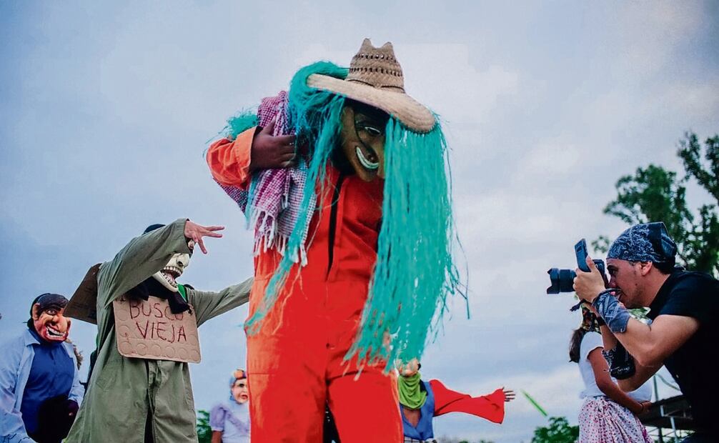 “No son personas posando frente a una cámara, son portadores de memorias, algunos con máscara y otros mostrando su piel”, dice el fotógrafo. Foto: Xermen Jonguitud