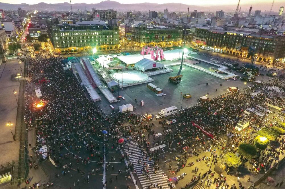 Varios grupos de manifestantes congregados en diferentes puntos de la capital caminaron hacia la zona centro, por lo que avenidas como Tlalpan, se vieron afectadas. Uno de los contingentes salió del Ángel de la Independencia. (GERMÁN GARCÍA. EL UNIVERSAL)