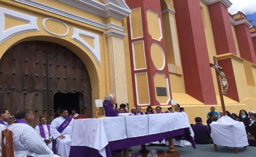 Ofician misa en entrada de Catedral en San Cristóbal de la Casas
