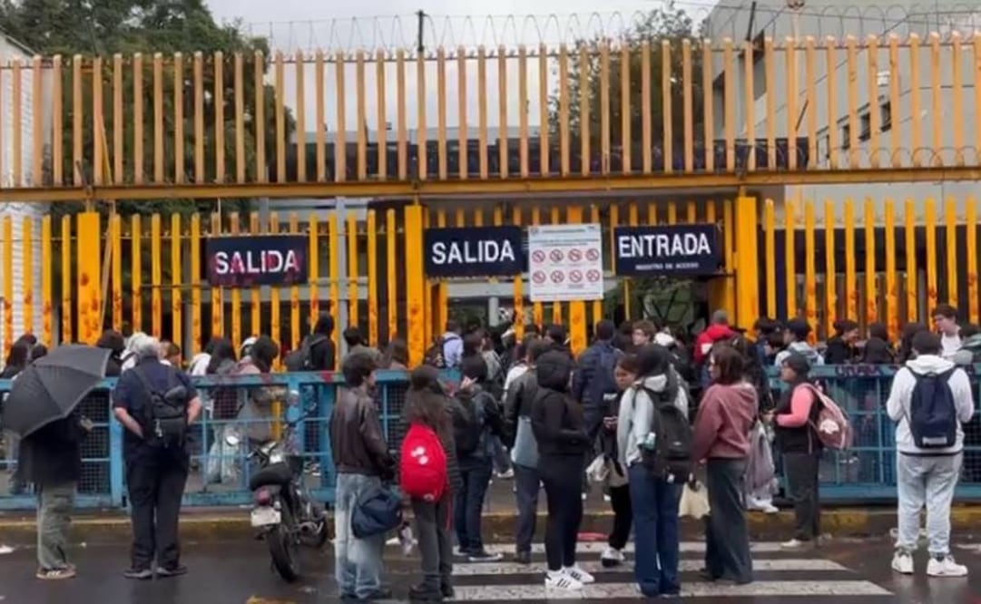 Jóvenes encapuchados toman las instalaciones de prepa 8 de la UNAM
Foto: Especial.