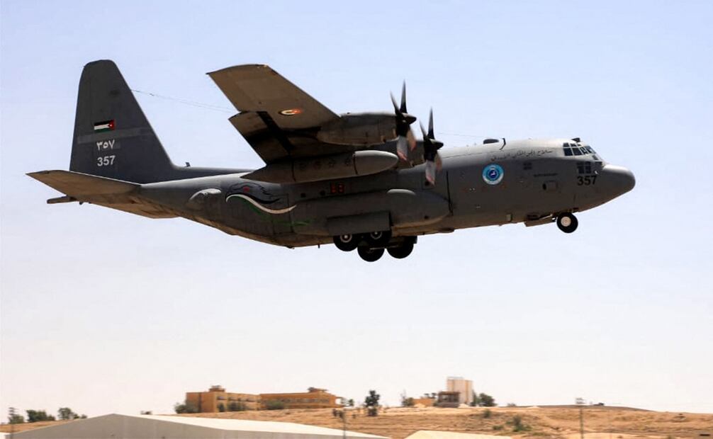 Esta fotografía, publicada por las Fuerzas Armadas Reales de Jordania el 27 de julio de 2025, muestra un avión de transporte militar C-130 Hércules de la Fuerza Aérea Real de Jordania despegando de un aeródromo como parte de las misiones de lanzamiento de ayuda humanitaria sobre la Franja de Gaza. Foto: AFP