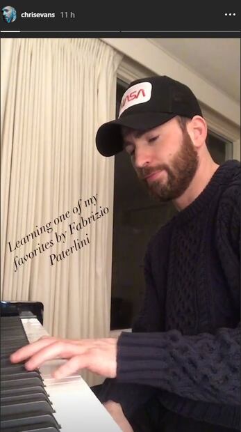 Chris Evans toca el piano y fascina por completo a sus fans 