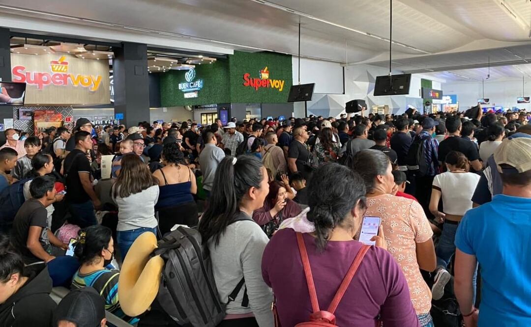Algunas personas llevan cajas de cartón en donde trasladan su ropa u obsequiados para dar a sus seres queridos. Foto: Omar Díaz. EL UNIVERSAL