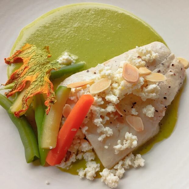 Filete de totoaba en chileajo con requesón.