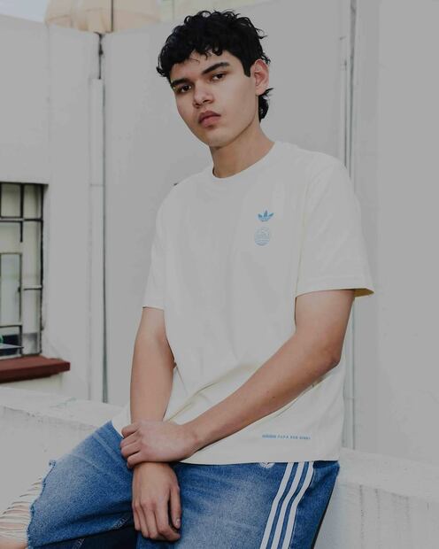 El frente de la playera beige incluye el Trefoil y el gráfico “De Puerto Rico para el mundo”. Foto: Instagram @adidasmx
