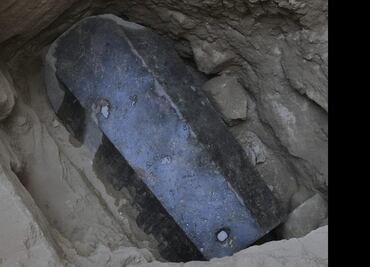Hallan en Egipto sarcófago que lleva cerrado más de 2 mil años