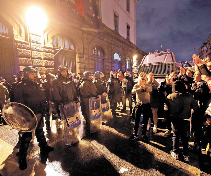 Luego de que se suspendieran visitas a la cárcel de Poggioreale, en Nápoles, por miedo al Covid-19, familiares protestaron. CIRO DE LUCA. REUTERS