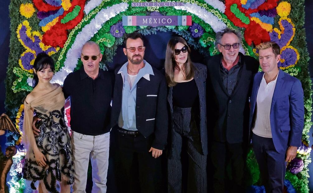 El elenco de Be et l e ju i ce : Jenna Ortega, Michael Keaton, Justin Theroux, Monica Bellucci, Tim Burton y el productor Tommy Harper ofrecieron una conferencia de prensa en el Hotel Four Seasons. Foto: Fernanda Rojas | El Universal