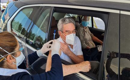 Inicia vacunación en automóvil para adultos mayores en Toluca 