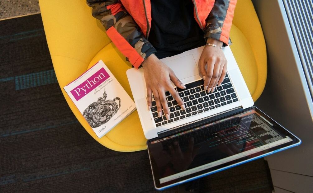 Cursos de nube en Academia Amazon. Imagen: Unsplash