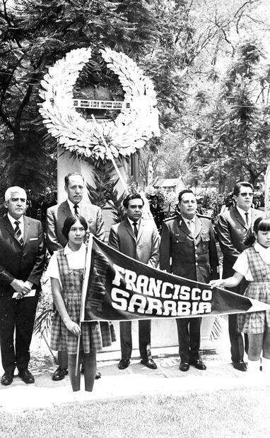 Homenaje del 8 de junio de 1969 por el treinta aniversario luctuoso de Francisco Sarabia, en la Rotonda de las Personas Ilustres. Además de su museo en Durango, el aviador mexicano engalana escuelas y calles, como las que se encuentran alrededor de la capital o en su ciudad natal, aparte del Aeropuerto Internacional Francisco Sarabia, en Coahuila. Foto: Sosa Jr./Archivo EL UNIVERSAL.