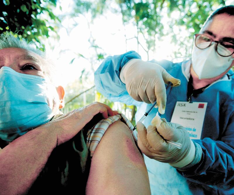 Hasta ayer se había inmunizado a 334 mil 359 personas en el país. Foto: ARCHIVO EL UNIVERSAL