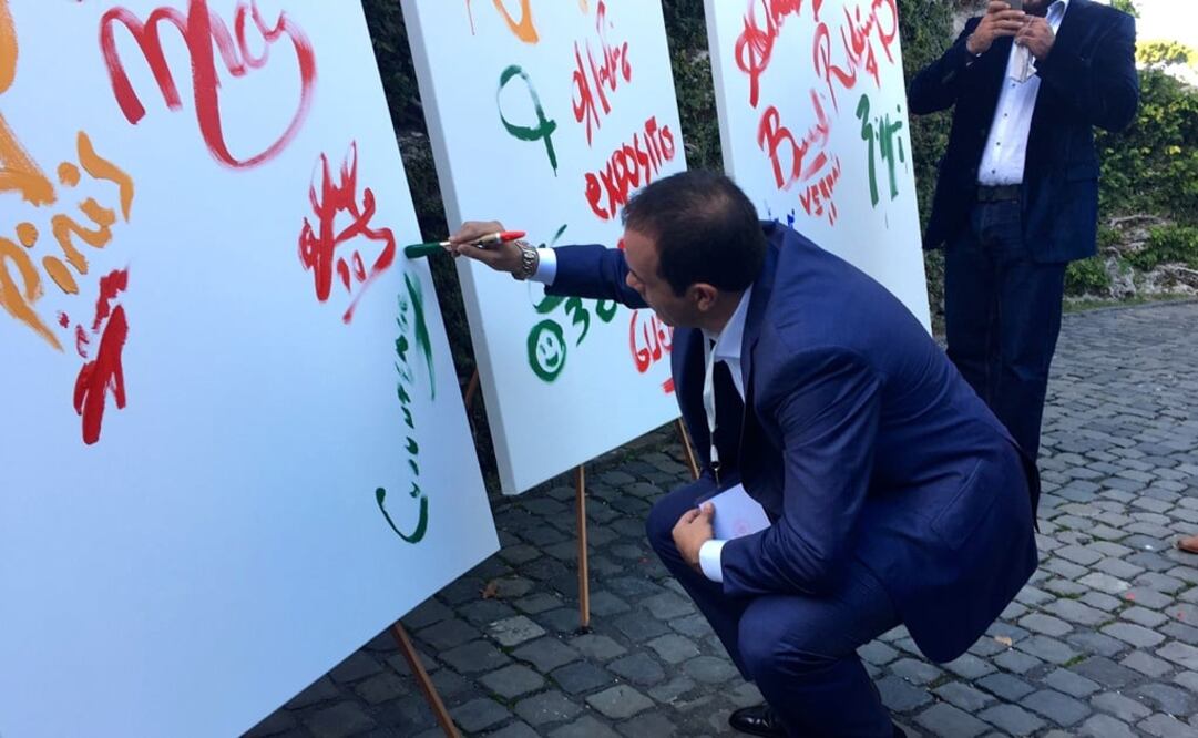 Cuauhtémoc Blanco plasmó su firma a favor de la niñez, antes de asistir una audiencia con el papa Francisco (Foto: Xinhua)