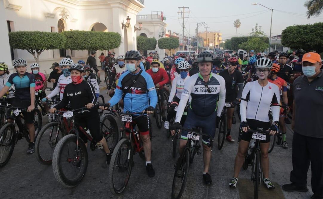 El gobernador de Sinaloa participó en una rodada de bicicletas desde la cabecera municipal de Escuinapa hasta Teacapan. Foto: Especial