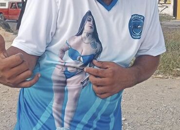 Equipo de futbol estrena uniformes con imagen de Karely Ruiz