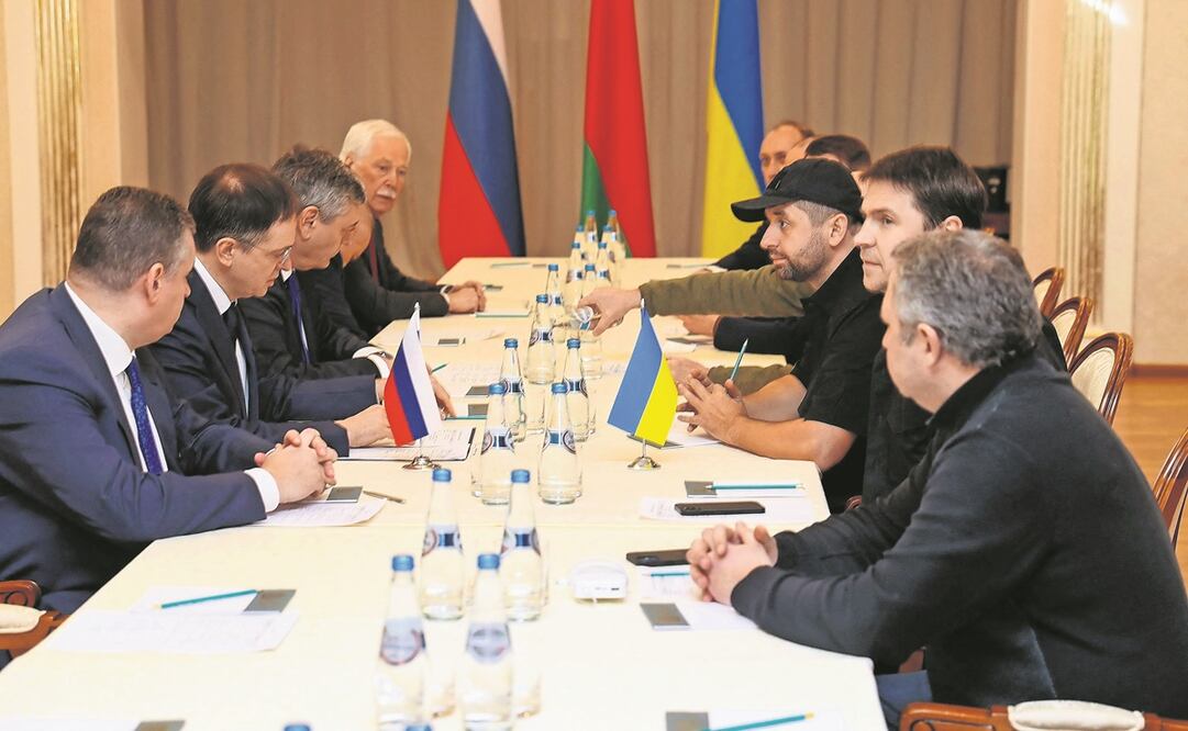 Integrantes de las delegaciones de Rusia y Ucrania que iniciaron ayer un diálogo, el cual se prevé tenga una “segunda ronda”, en Gomel. Foto: SERGEI KHOLODILIN/ AFP