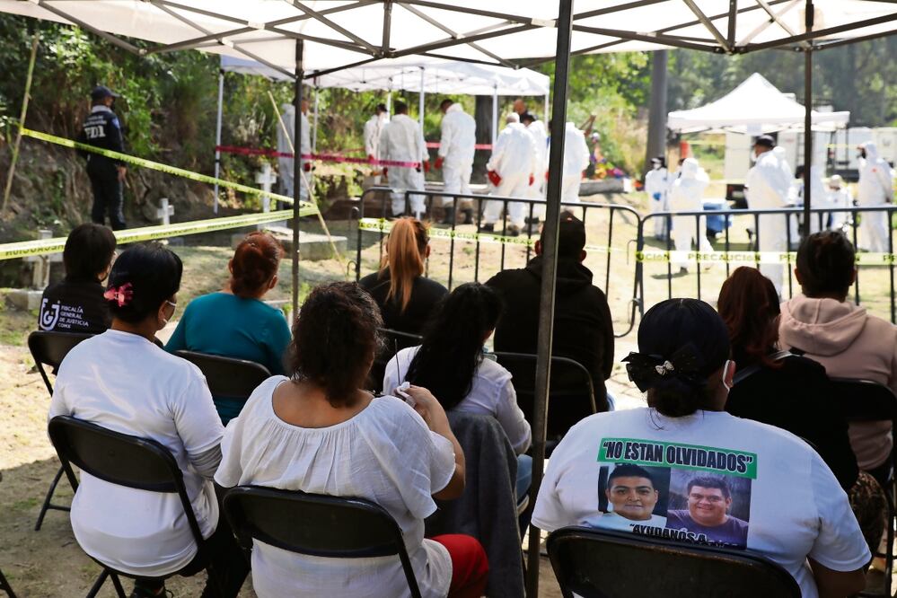 Colectivos y madres buscadoras, a la expectativa de las exhumaciones que realizó el personal forense en la fosa 26. Foto Especial