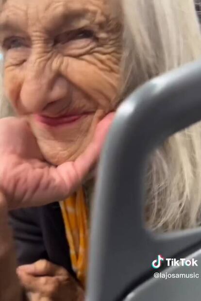 María José ayuda a anciana a llegar a Pantitlán; la mujer padece demencia senil