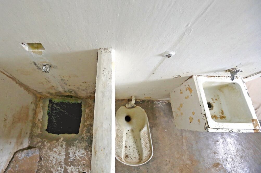 Debajo de la regadera, donde la videocámara no tiene visión, fue hecho el boquete por donde salió el reo, que conecta con el túnel que da al exterior