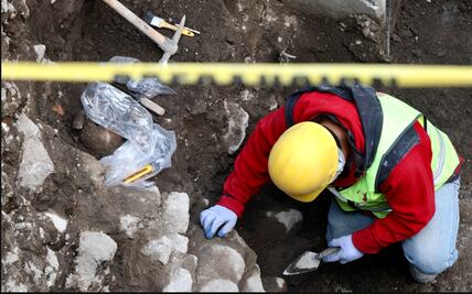 FOTOS: Hallan restos arqueológicos en obra de la Calzada Flotante de Tlalpan