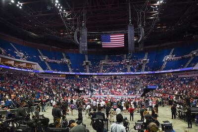 Trump regresa a los escenarios con miles de lugares vacíos y casos de Covid-19