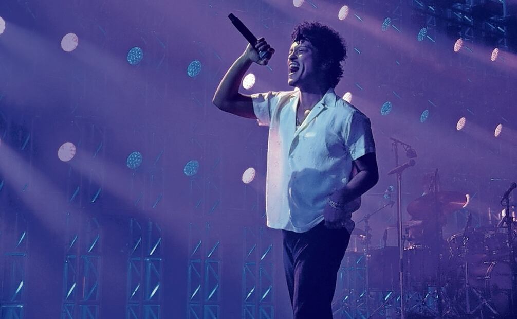 Interpretó 13 temas como “24K magic” y “Uptown funk”. Foto: Televisa Univesión