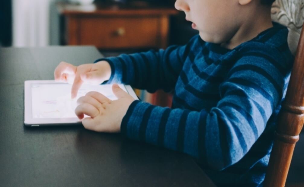 Generación Alfa prefiere dispositivos móviles en lugar de vacaciones y juguetes