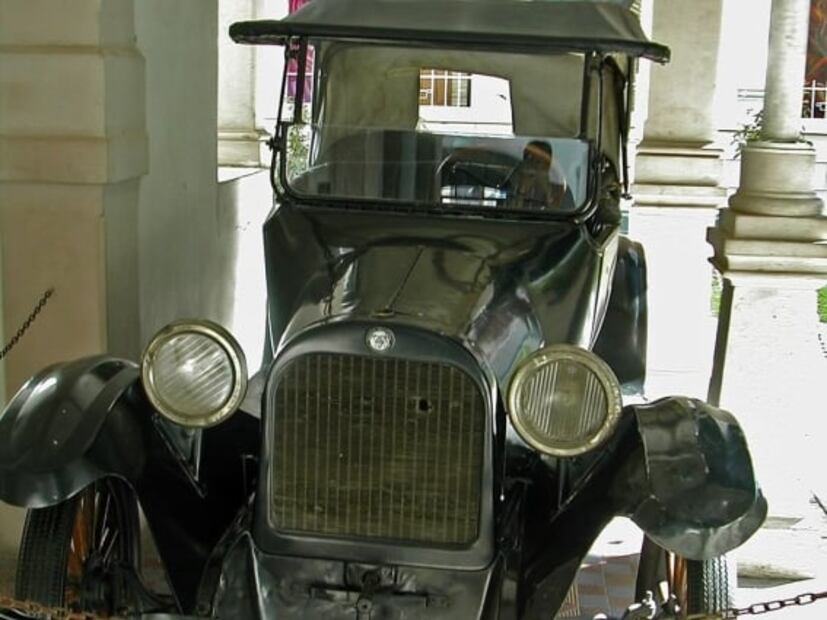 En Chihuahua, el Museo Francisco Villa conserva el vehículo que atestigua la balacera de la que el general y sus acompañantes fueron víctimas. Museo Francisco Villa.