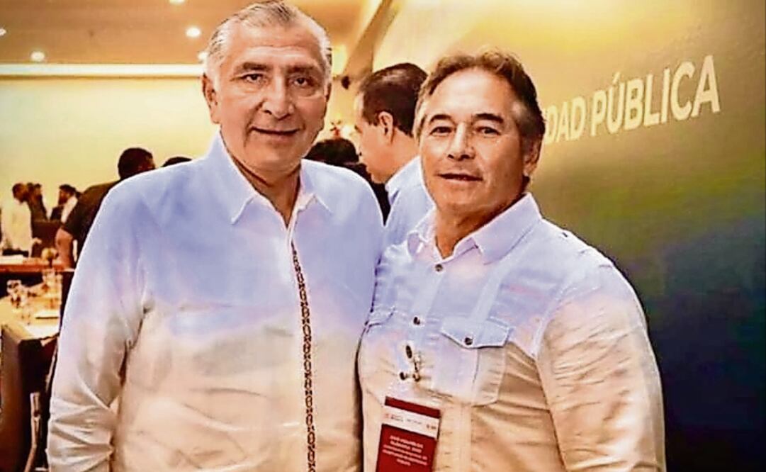 El exgobernador de Tabasco, Adán Augusto López Hernández (izq.), junto a Hernán Bermúdez Requena, exsecretario de Seguridad estatal durante su sexenio. Foto: Especial