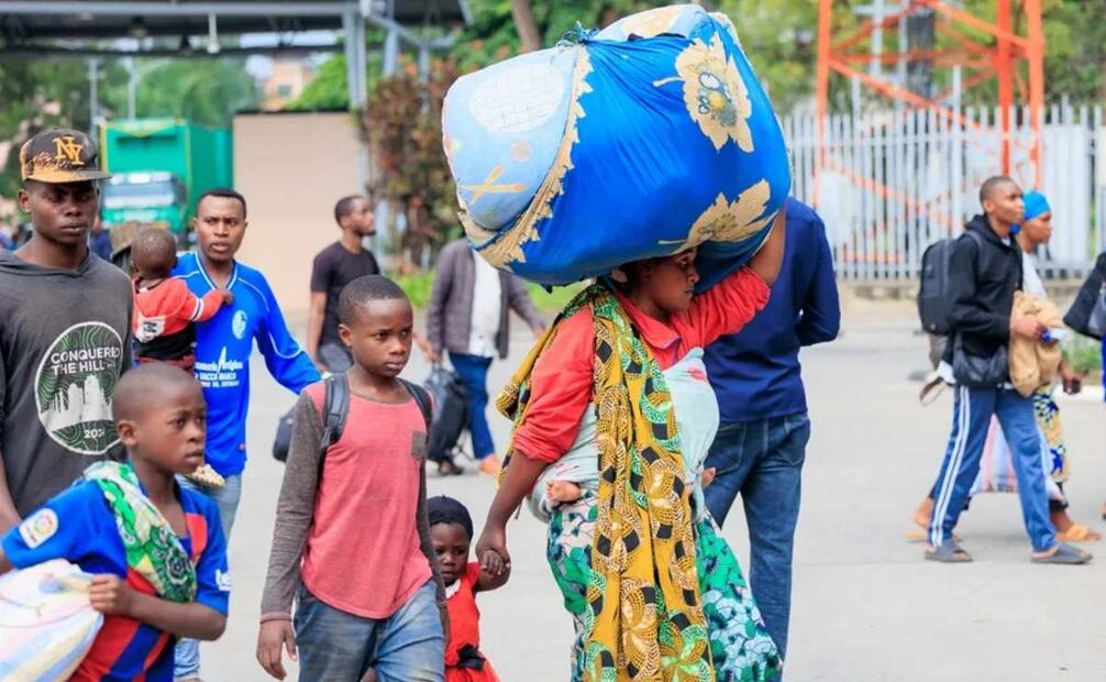 Refugiados congoleños cruzan con sus pertenencias hasta Gisenyi, Ruanda, huyendo de los combates en Goma. Foto: EFE