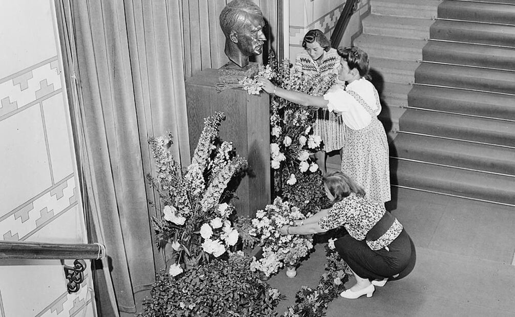 Mujeres noruegas dejan ofrendas florales frente a un busto de Hitler, tras el atentado de 1944. En su mensaje, el Führer aseguró que la Providencia lo salvó para continuar por el mismo camino que tenía desde hace años y que, de haber muerto, “hubiera sido terrible no para mí, sino para todo el pueblo alemán”. Foto: National Archives of Norway/Wikimedia Commons.