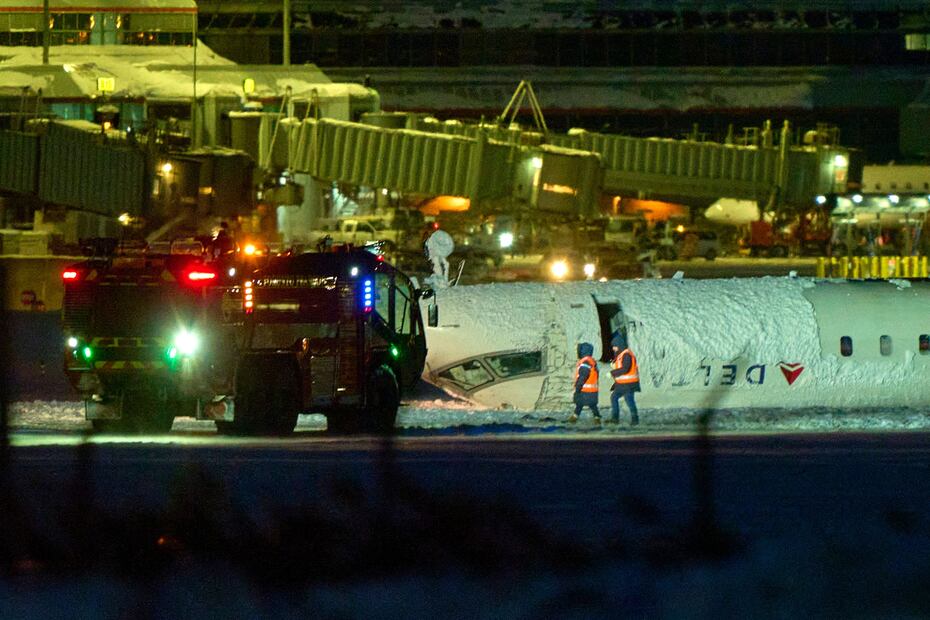Debido a la magnitud del incidente, el avión se volcó después de estrellarse al aterrizar en el aeropuerto (17/02/2025). Foto: AFP