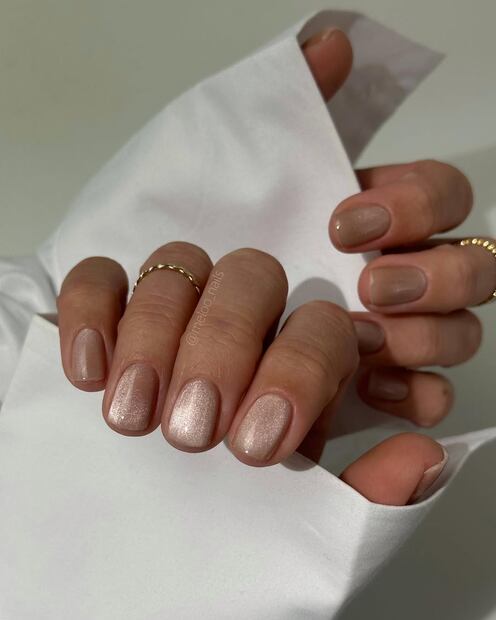 Los tonos nude siempre son elegantes y combinan con todo. Foto: Instagram @meloo_nails