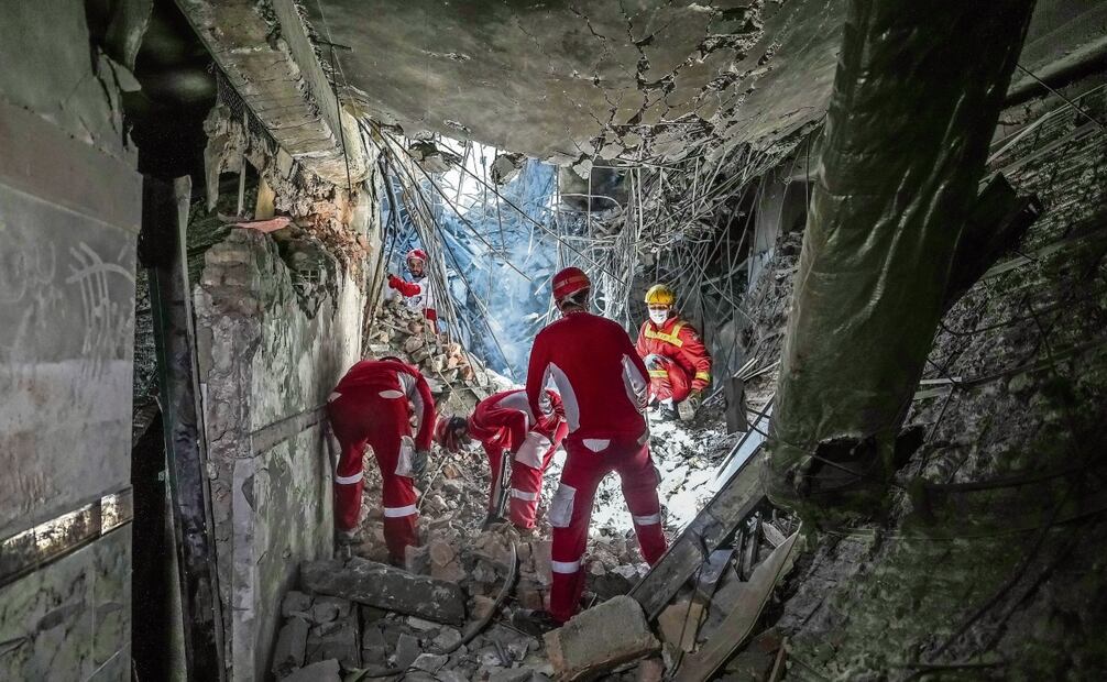 Rescatistas buscan entre los escombros de una sección dañada de la prisión de Evin tras un ataque israelí, en Teherán. Foto: Mostafa Roudaki / AP