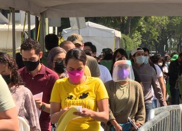 Detectan préstamo de documentos entre jóvenes en CDMX para vacunarse; advierten falta de vacunas