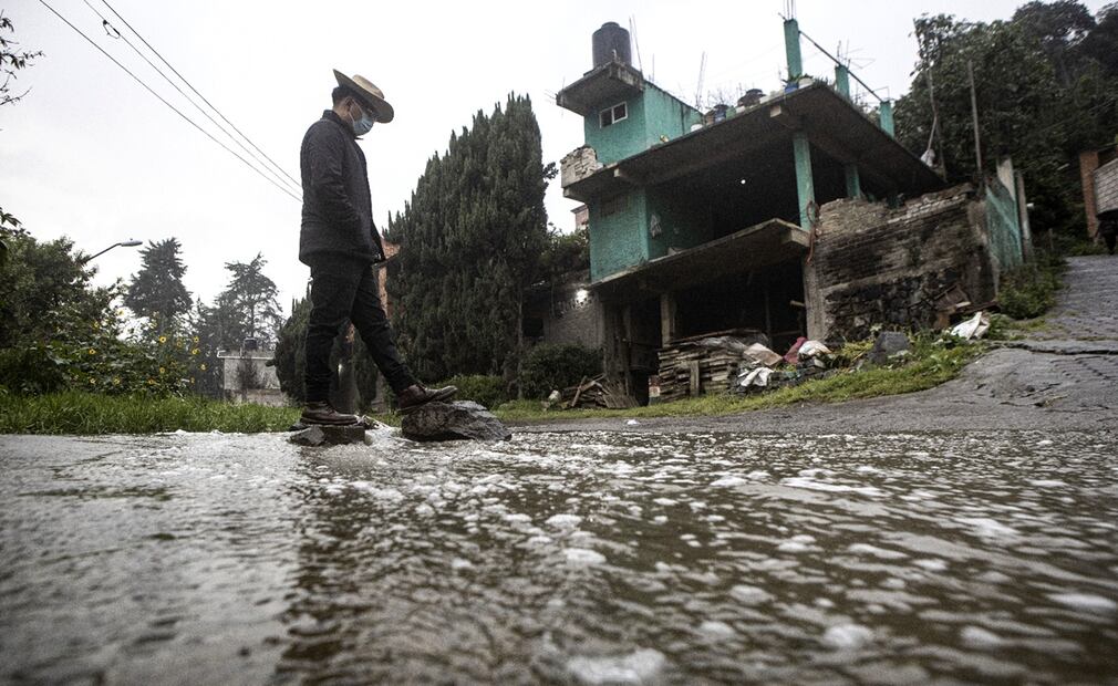Las aguas residuales corren por San Pedro como un riachuelo y dificultan el paso de personas y con las fuertes lluvias hacen imposible el paso de los vehículos. Foto: Gabriel Pano/EL UNIVERSAL