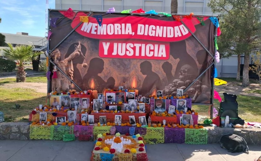 Otro de los altares que este sábado se realizó un altar y misa para recordar a las víctimas de desaparición y feminicidio Ciudad Juárez, Chihuahua.
Foto: Especial.