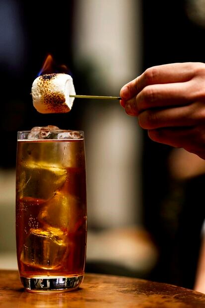 Té, soda y un bombón flameado para un drink especial.