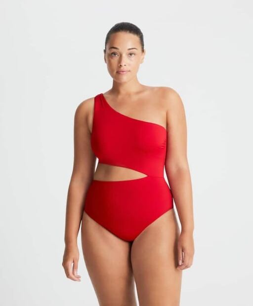 Ludwika Paleta luce el bikini ideal para mujeres de más de 40
