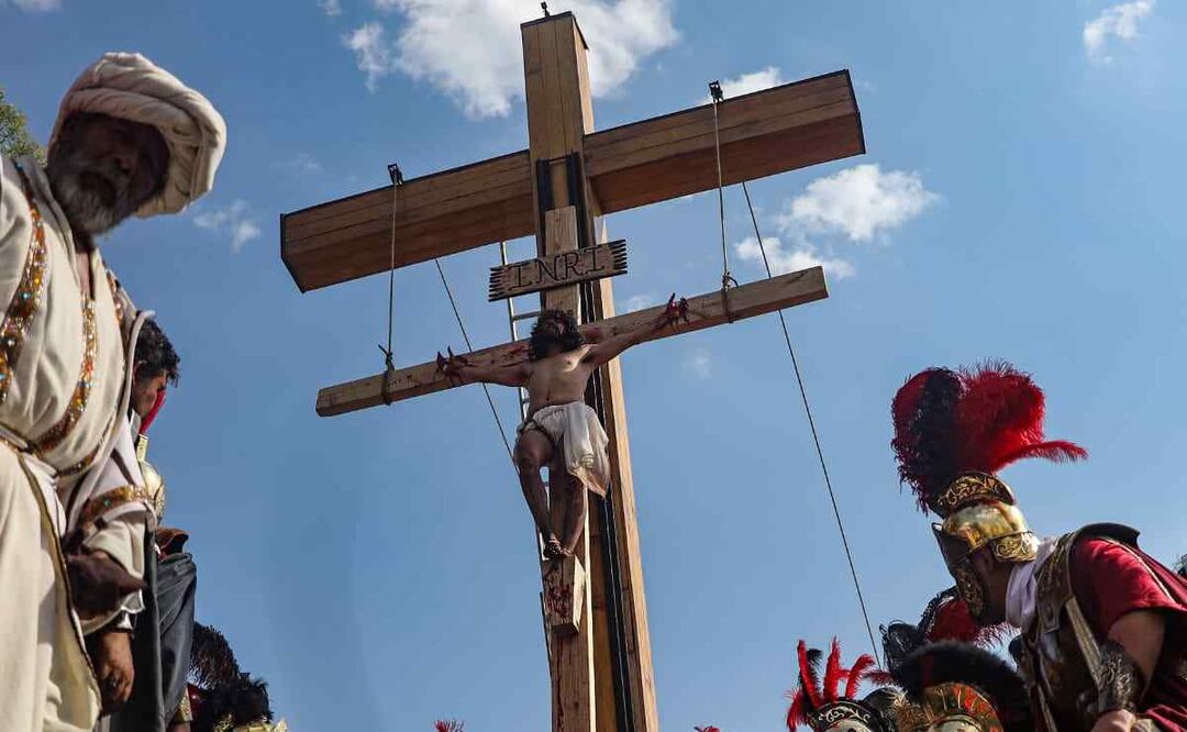 Crucifixión de Cristo en el Viernes Santo, durante la 180 Representación de la Semana Santa en Iztapalapa.
Foto: Hugo Salvador/ El Universal