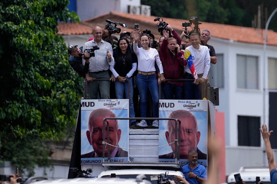La lideresa de la oposición María Corina Machado saluda cuando llega a un mitin en Caracas, Venezuela, el sábado 3 de agosto de 2024. Foto: AP