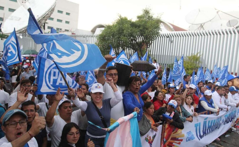 Simpatizantes del PAN esperan la llegada de Clara Brugada al segundo debate. Foto: Francisco Rodríguez. EL UNIVERSAL
