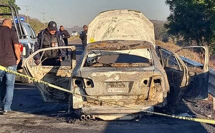 Investigan el hallazgo de dos hombres calcinados al interior de su auto en carretera México-Nogales