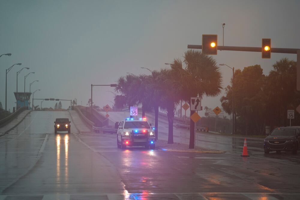 La policía bloquea un puente que conduce a la isla barrera de St. Pete Beach, Florida, antes de la llegada del huracán Milton, en South Pasadena. Foto: AP