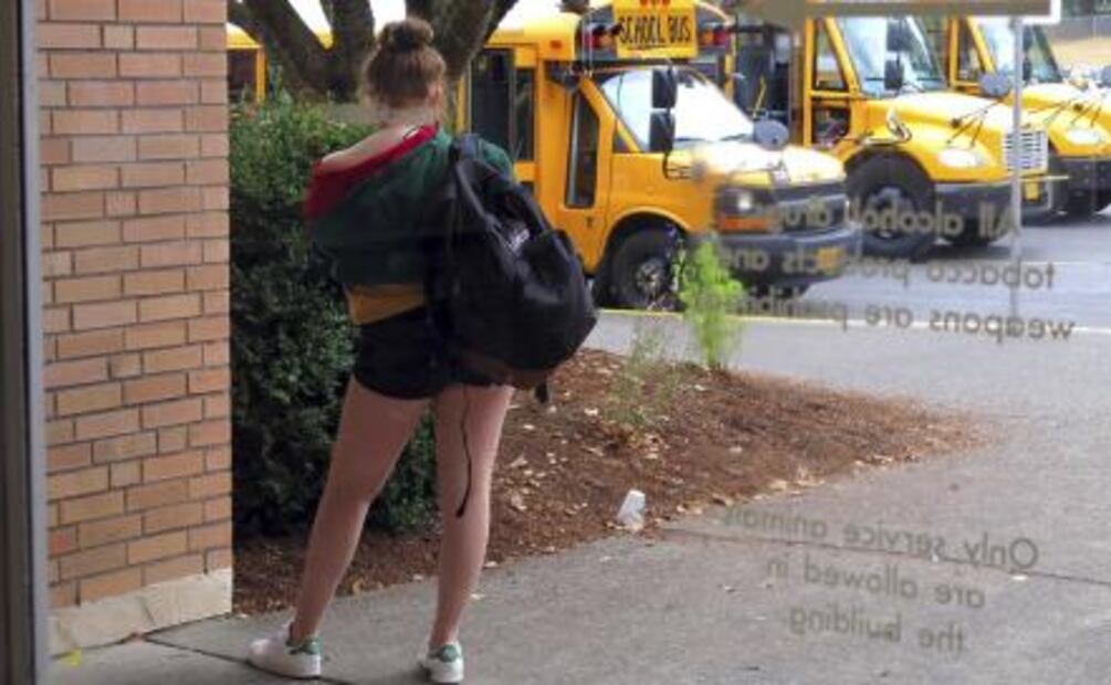 Escuela de California permite a estudiantes llevar minifaldas y hasta pijama