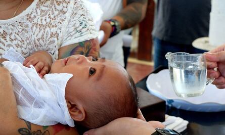 TikTok: Niña detiene a cura en medio de su bautizo y sorprende por su carácter