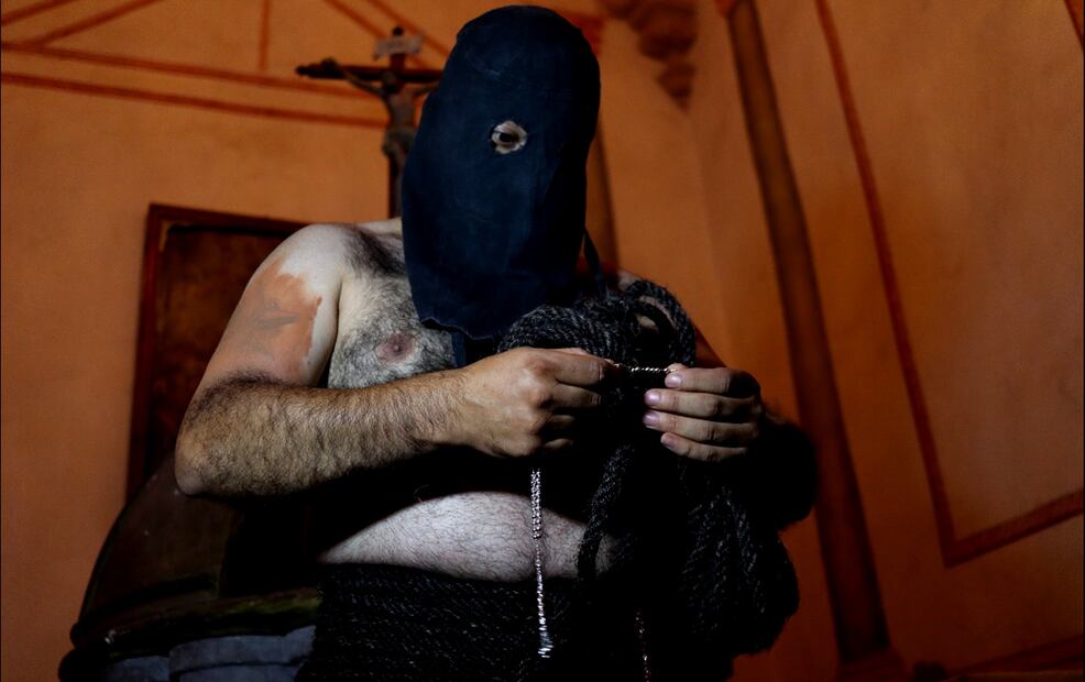 Encruzados, Flagelantes y ánimas ofrecieron su sacrificio para que se mantenga la paz y regrese el trabajo que perdieron a manos del crimen organizado, el 18 de abril de 2025. Foto: Emiliano Tizapa/EL UNIVERSAL